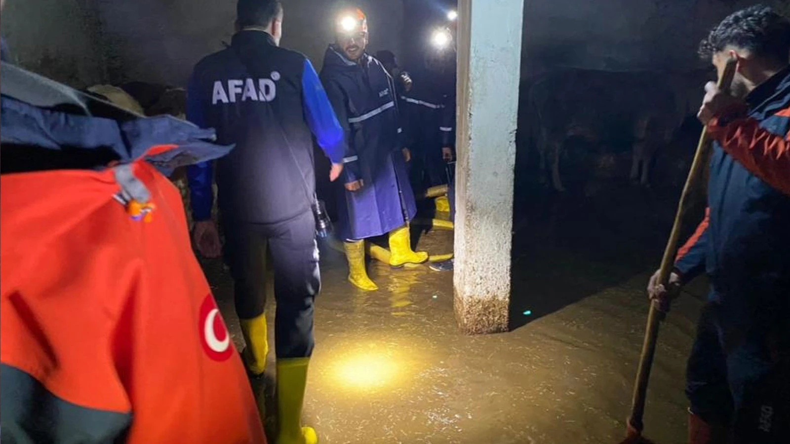 Ağrı’da kar erimesi sonucu evler ve ahırlar su altında kaldı