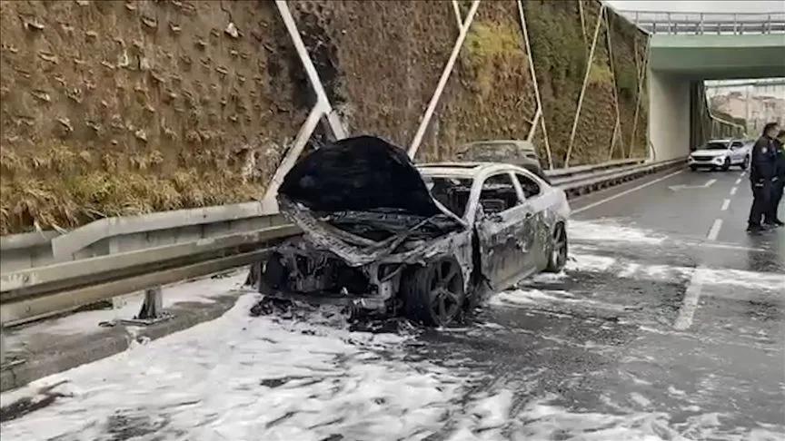 Fatih'te motoru alev alan otomobil kullanılamaz hale geldi