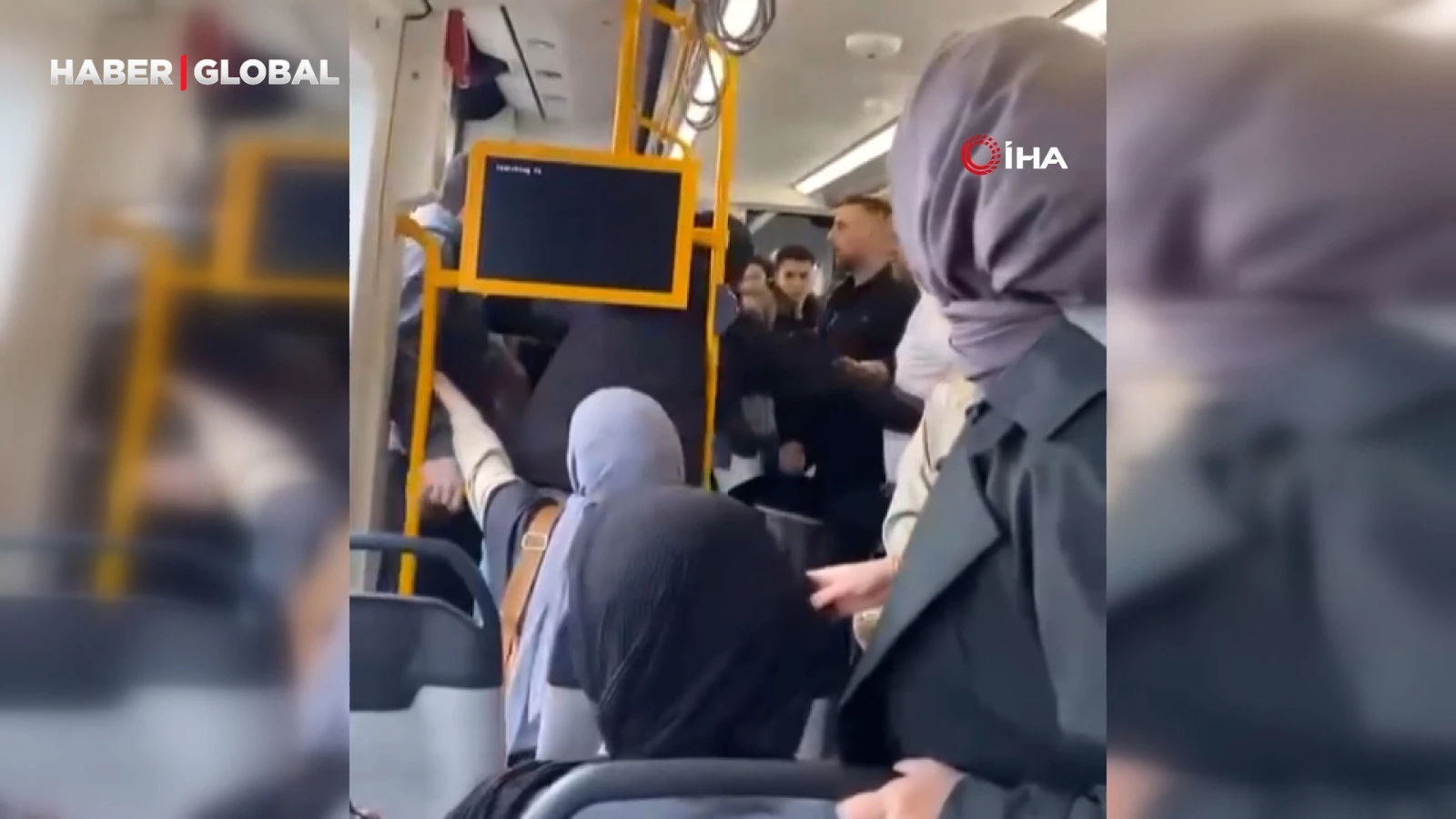 Metroda tartıştığı kişiye tekme atıp küfür etti