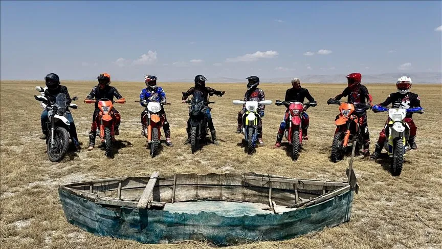 Kuruyan Akşehir Gölü'nden motosikletlerle geçtiler
