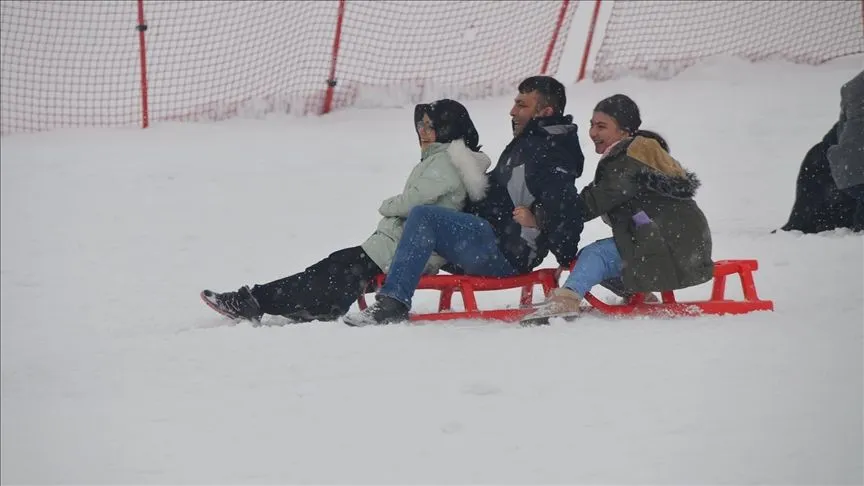 Muş'ta kayakseverler hafta sonu kayak merkezinde yoğunluk oluşturdu