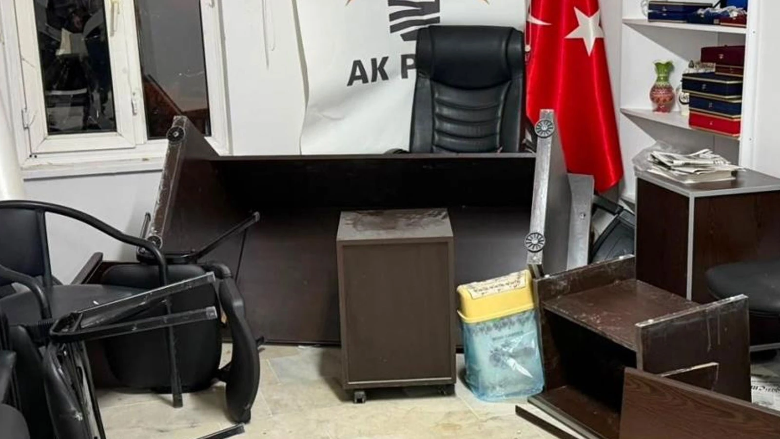 Kütahya Emet'te AK Parti İlçe Başkanlığı binasına saldırı