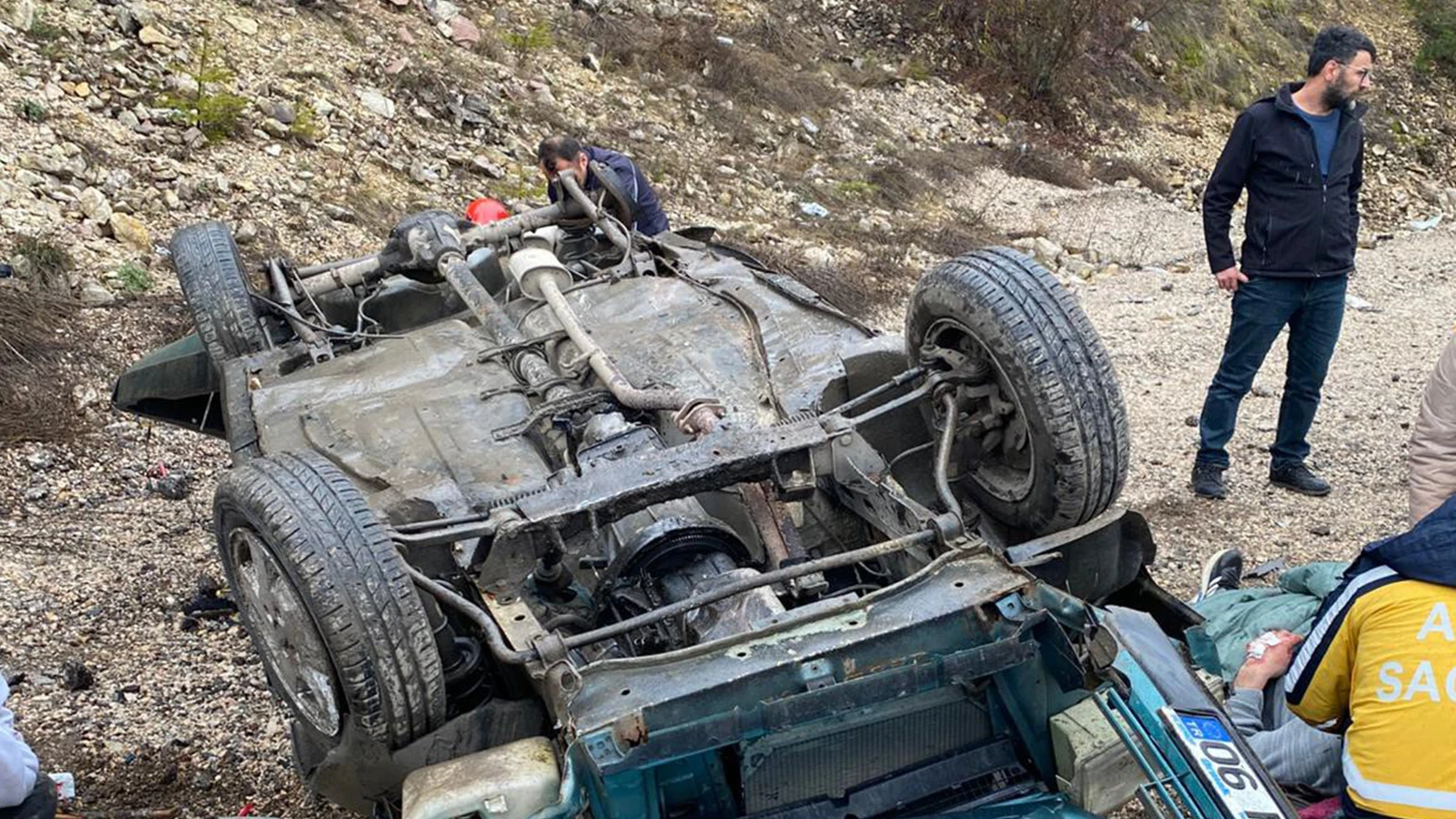 Bolu'da otomobil takla attı, 4 kişi yaralandı