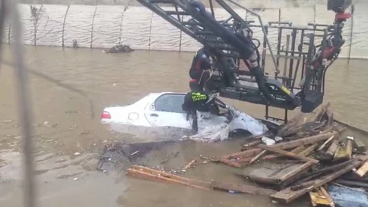 Sarıyer’de Selde Kaybolan Ahmet Derin’in Otomobili Dereden Çıkarıldı, Kendisi Aranıyor