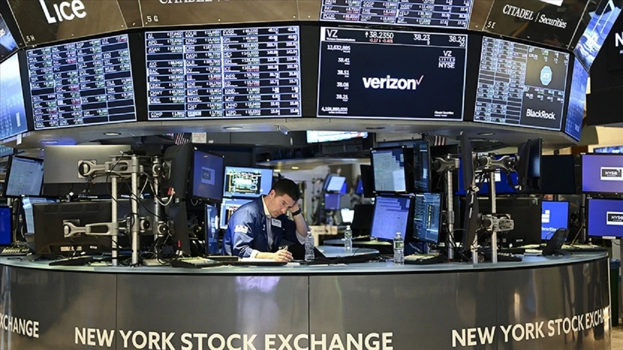 Fed’in faiz kararı öncesi New York borsası dalgalı seyirle açıldı