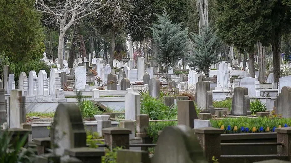 İstanbul'da mezarlıkta silahlı çatışma: İki can kaybı var
