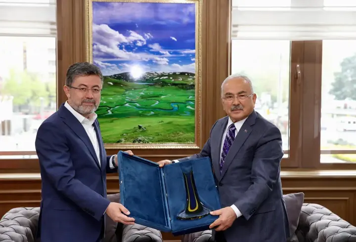 Bakan Yumaklı'nın Büyükşehir Belediyesi'ne ziyareti