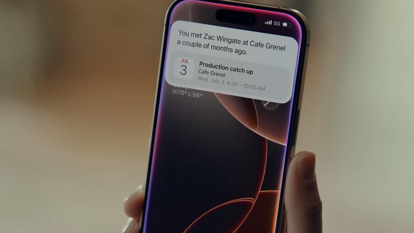 Apple, iPhone'lara getirmediği özelliklerin reklamını yapmakla suçlanıyor