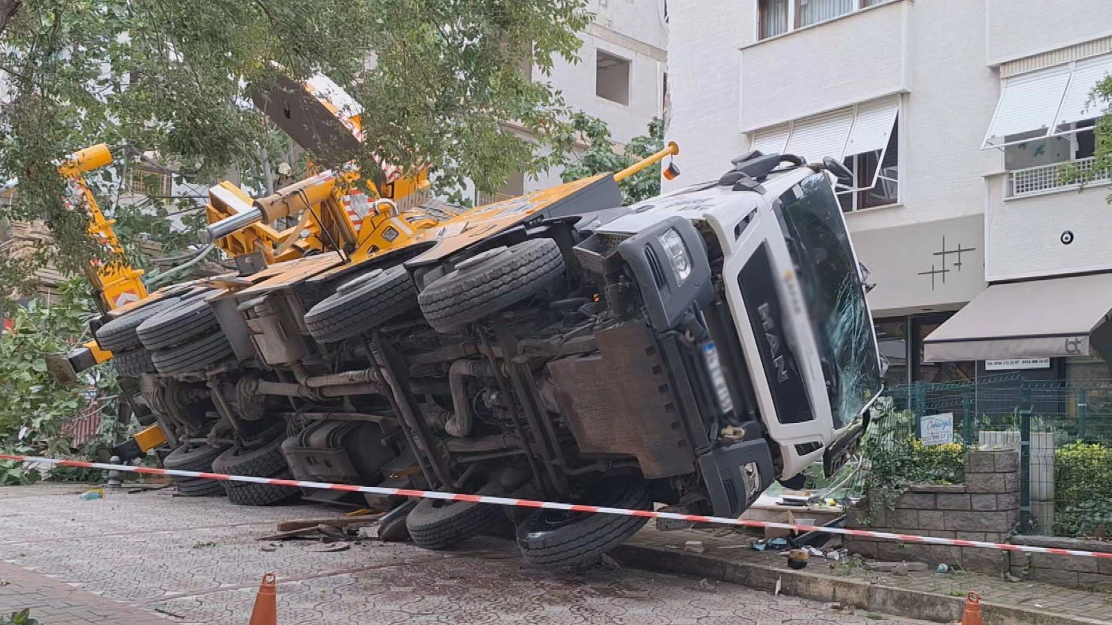 Kadıköy'de Devrilen Vinç 11 Katlı Binaya Çarptı, Cadde Trafiğe Kapatıldı