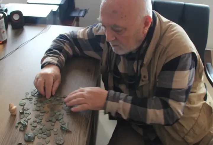 Karamanoğulları Beyliği’ni araştırırken 148 adet sikke buldu