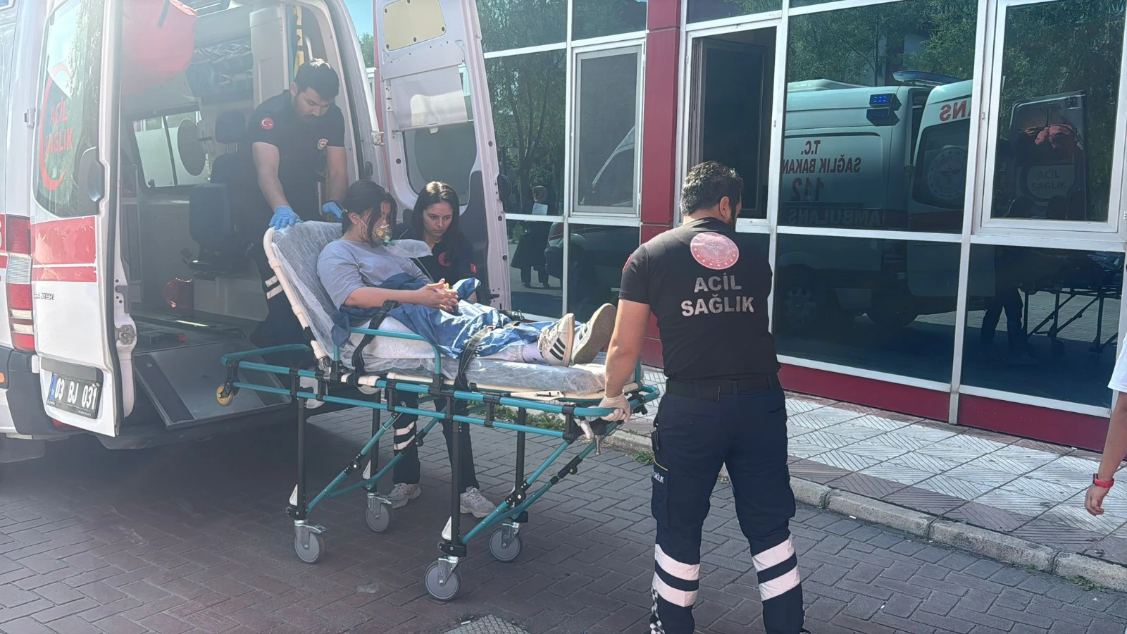 Afyonkarahisar'da hastanede tedavi gören öğrenci YKS'ye ambulansla götürüldü