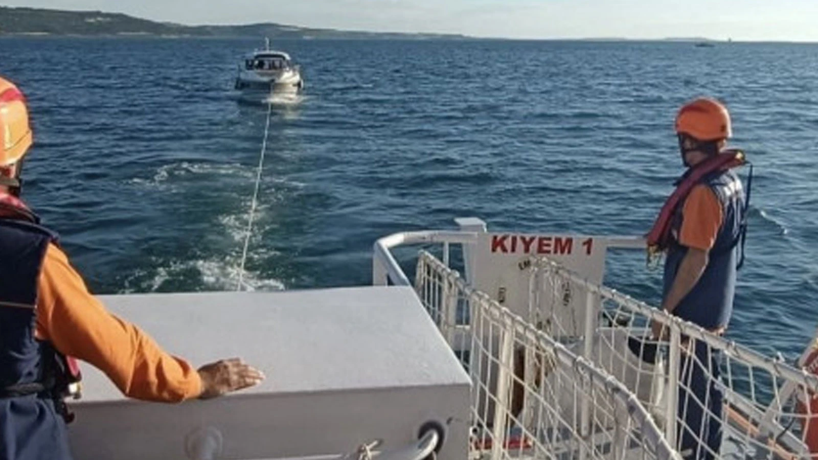 Beykoz açıklarında alabora olan teknedeki bir kişiyi arama çalışmaları sürüyor