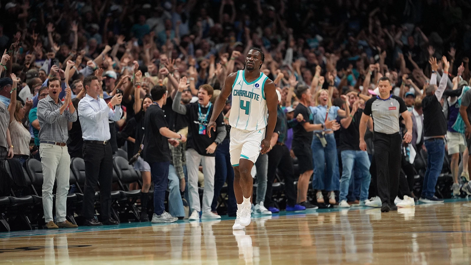 Charlotte Hornets, Miami Heat'i devirerek play-off iddiasını son maça taşıdı