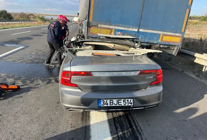TIR'a arkadan çarpan otomobilin sürücüsü öldü
