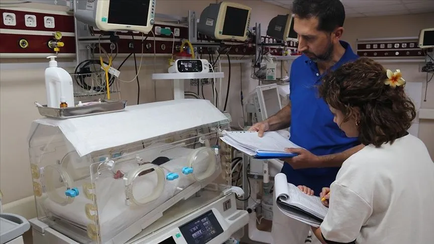 Diyarbakır'da 2 kilo 400 gram doğan bebeğin yaşaması için midesine tüp takıldı