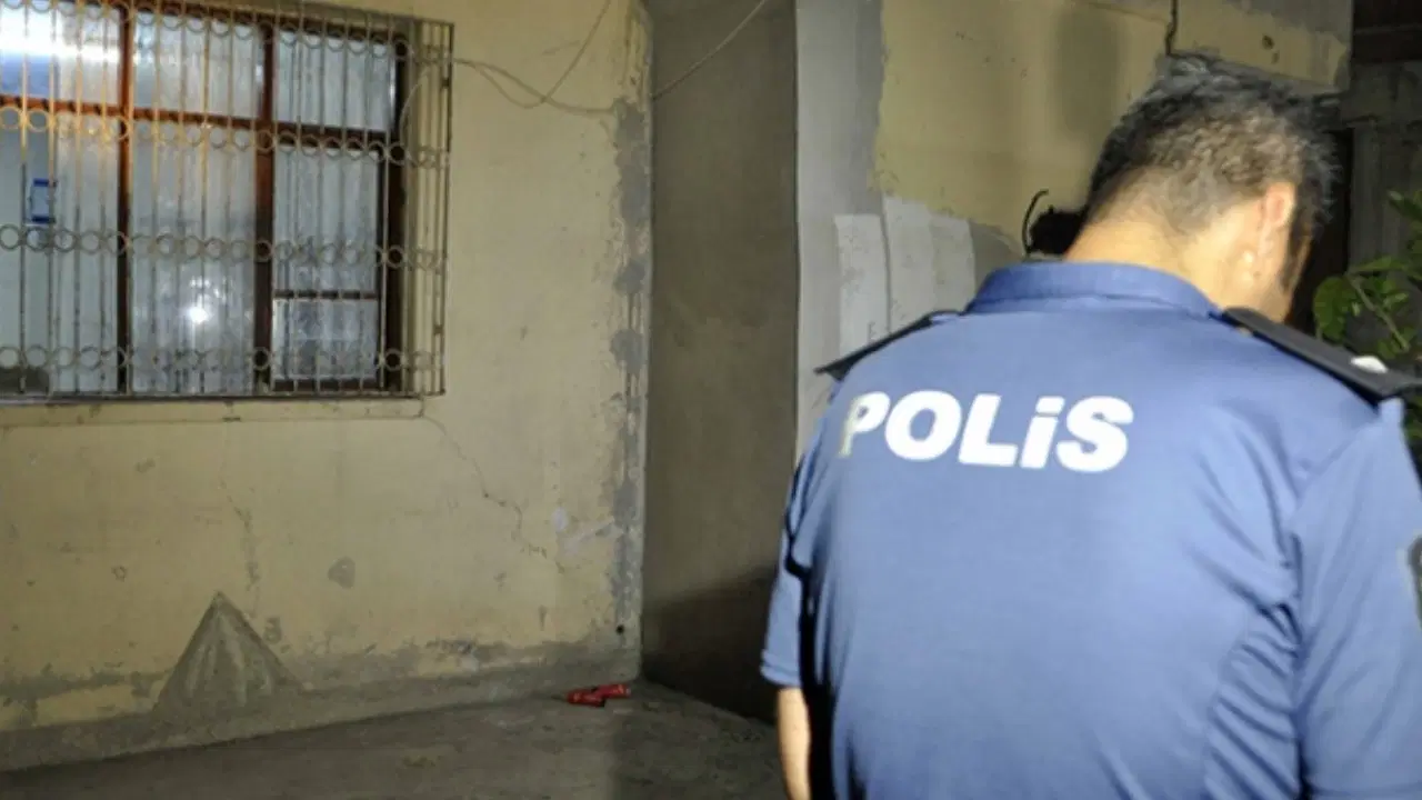 Adana'da Müstakil Evin Kapısına El Yapımı Patlayıcı Atıldı