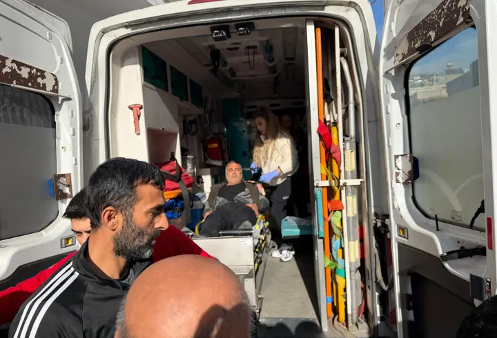 Sokak ortasında tartıştığı dayısını tabancayla vurdu