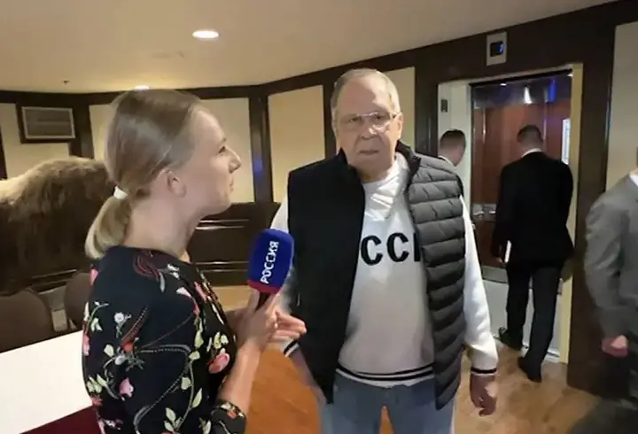 Alaska Zirvesi'nde Lavrov tişörtü gündem oldu: SSCB mesajı