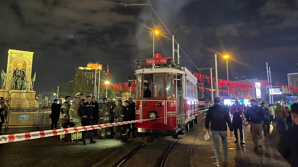 Nostaljik tramvay alev aldı: Yolcular büyük panik yaşadı
