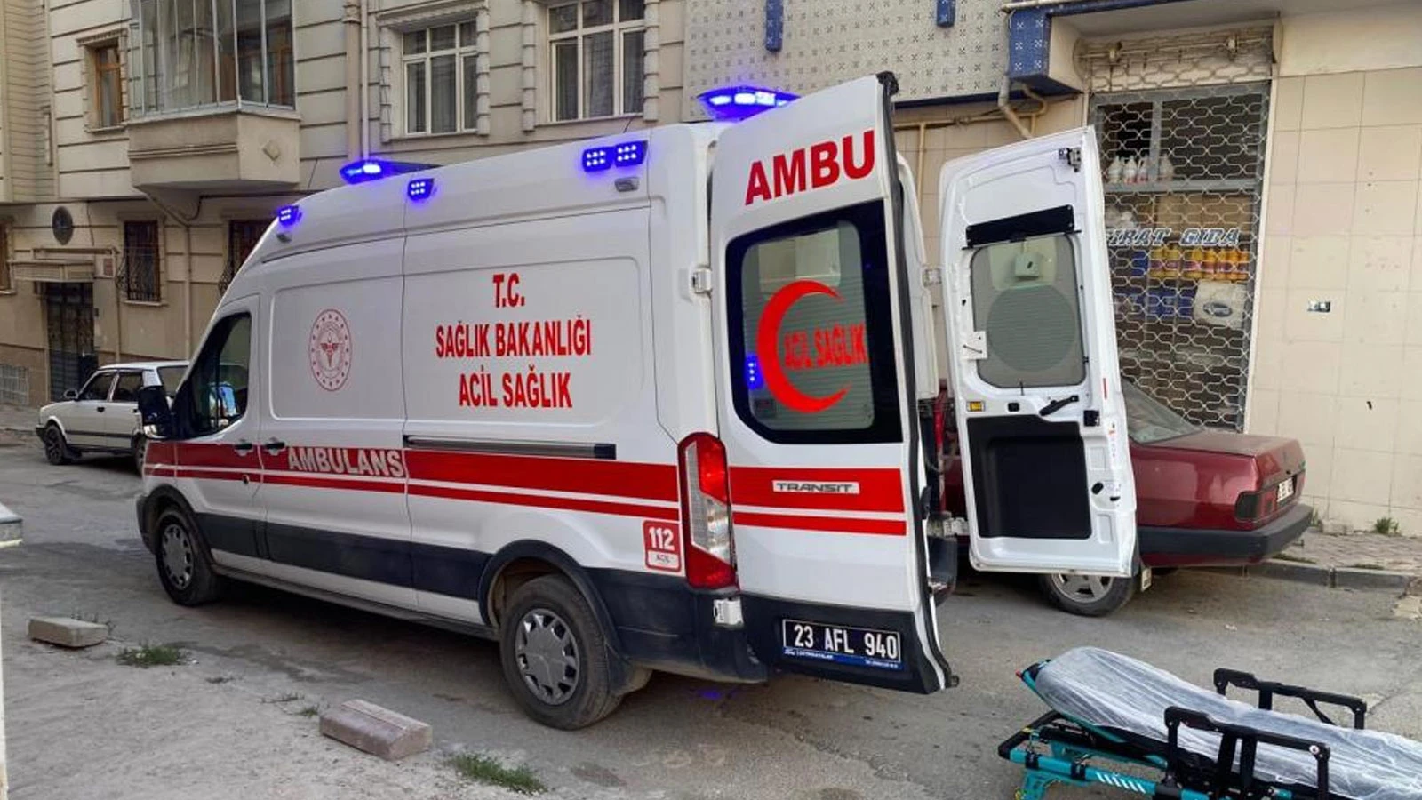 Elazığ'da boğazını keserek ağır yaralanan kadın hastaneye kaldırıldı