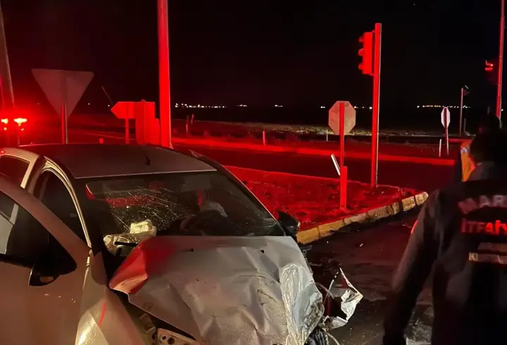 Mardin'de refüje çarpan otomobilin sürücüsü yaralandı