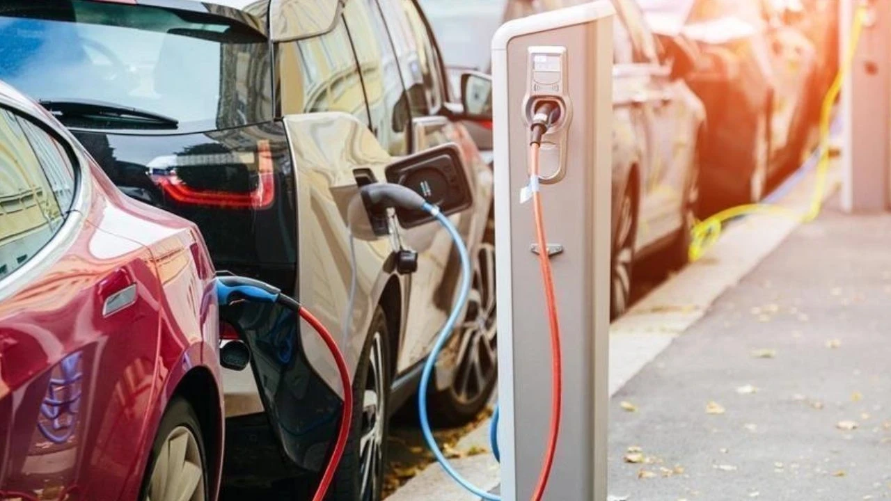 Otomobil devinden devrim gibi teknoloji: Elektrikli otomobiller 3 dakikada şarj olacak
