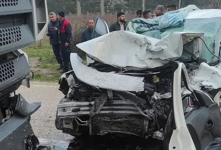 Yeni yılı göremediler: Gençlerin yolculuğu ölümle bitti