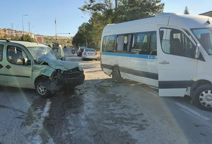 Servis minibüsü ile hafif ticari araç çarpıştı: 8'i öğrenci, 9 yaralı