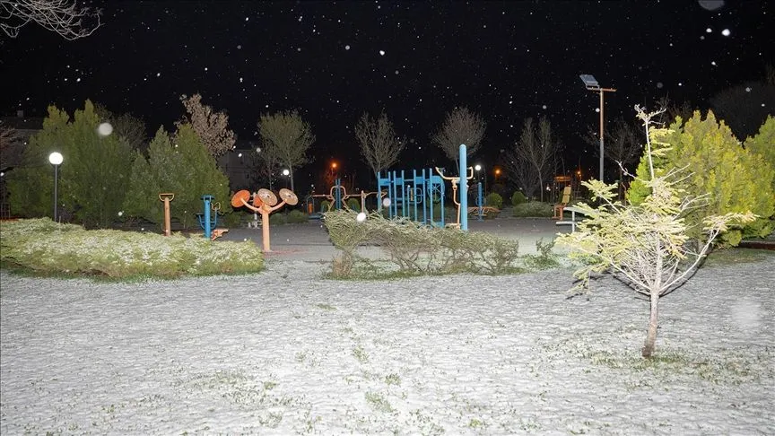 Ankara'nın yüksek kesimlerinde kar yağışı etkili oldu