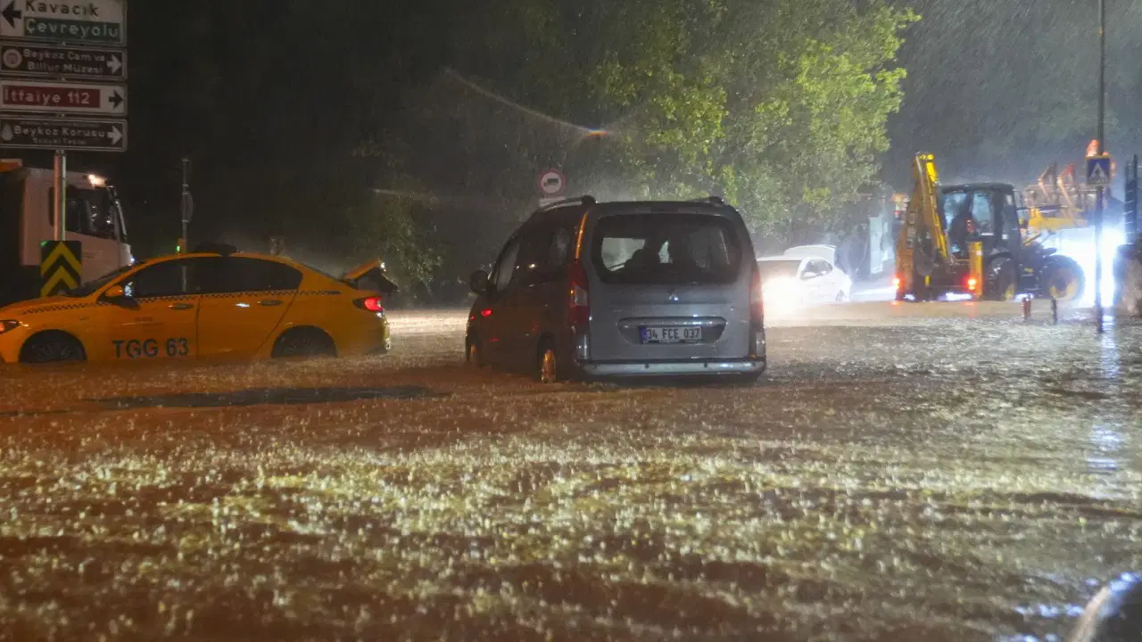 İstanbul’da sağanak hayatı felç etti: Vali Gül’den ‘evden çıkmayın’ uyarısı