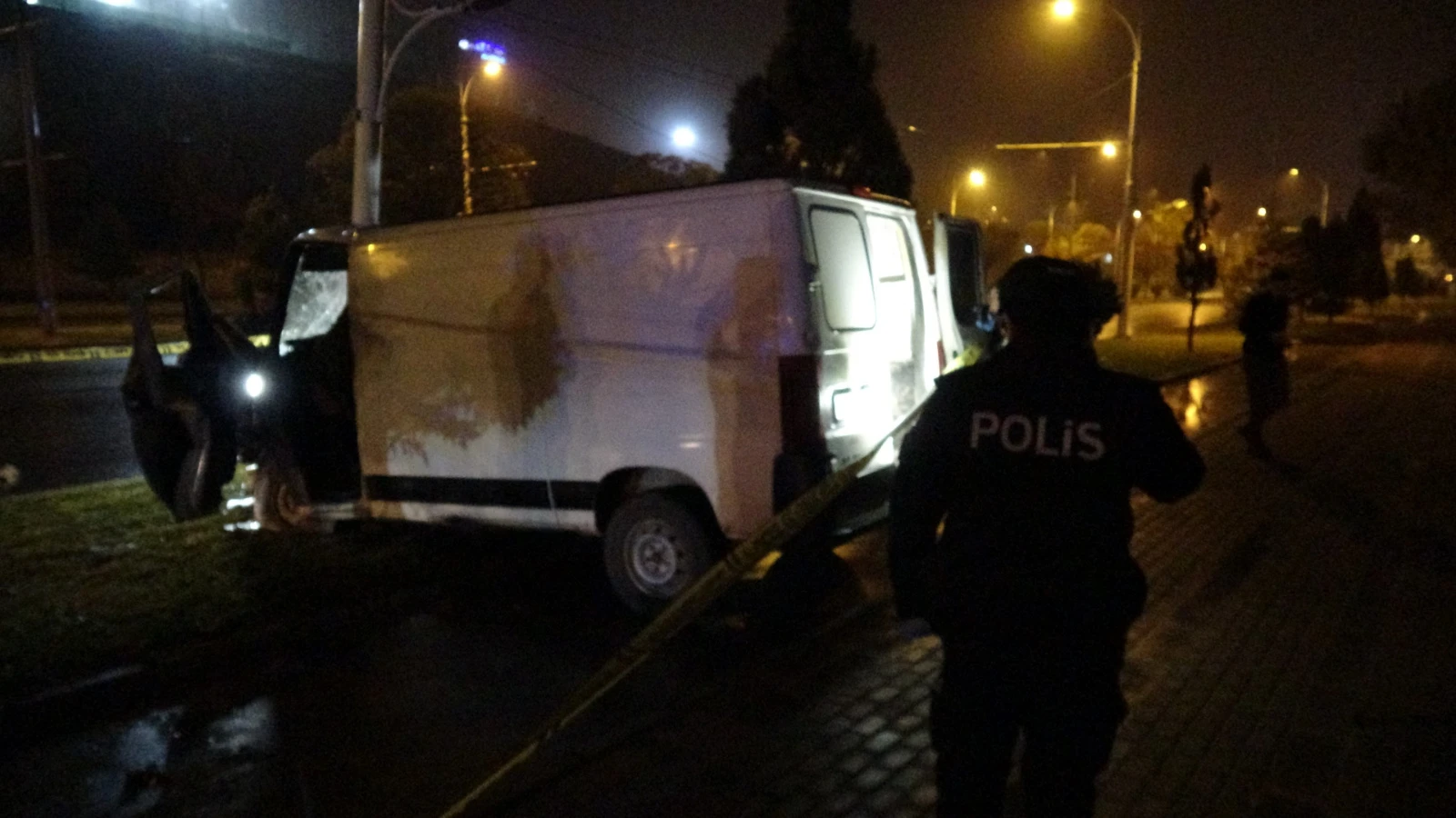 Malatya'da aydınlatma direğine çarpan minibüsün genç sürücüsü öldü