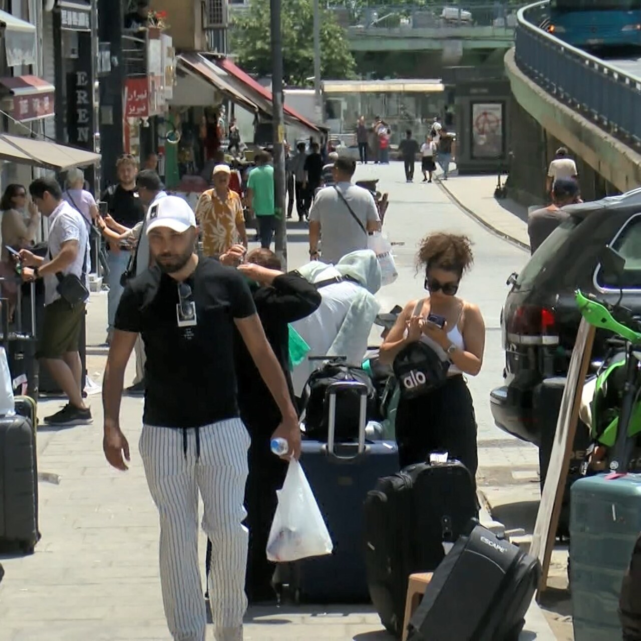 Hava sahası kapanınca otobüslerle İran'a gidiyorlar!