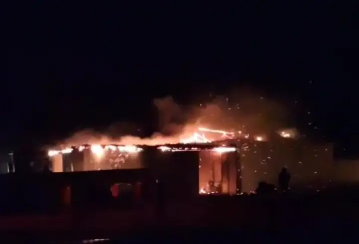 Kırşehir'de bir evin garajında yangın: 2 traktör ve tarım aletleri zarar gördü