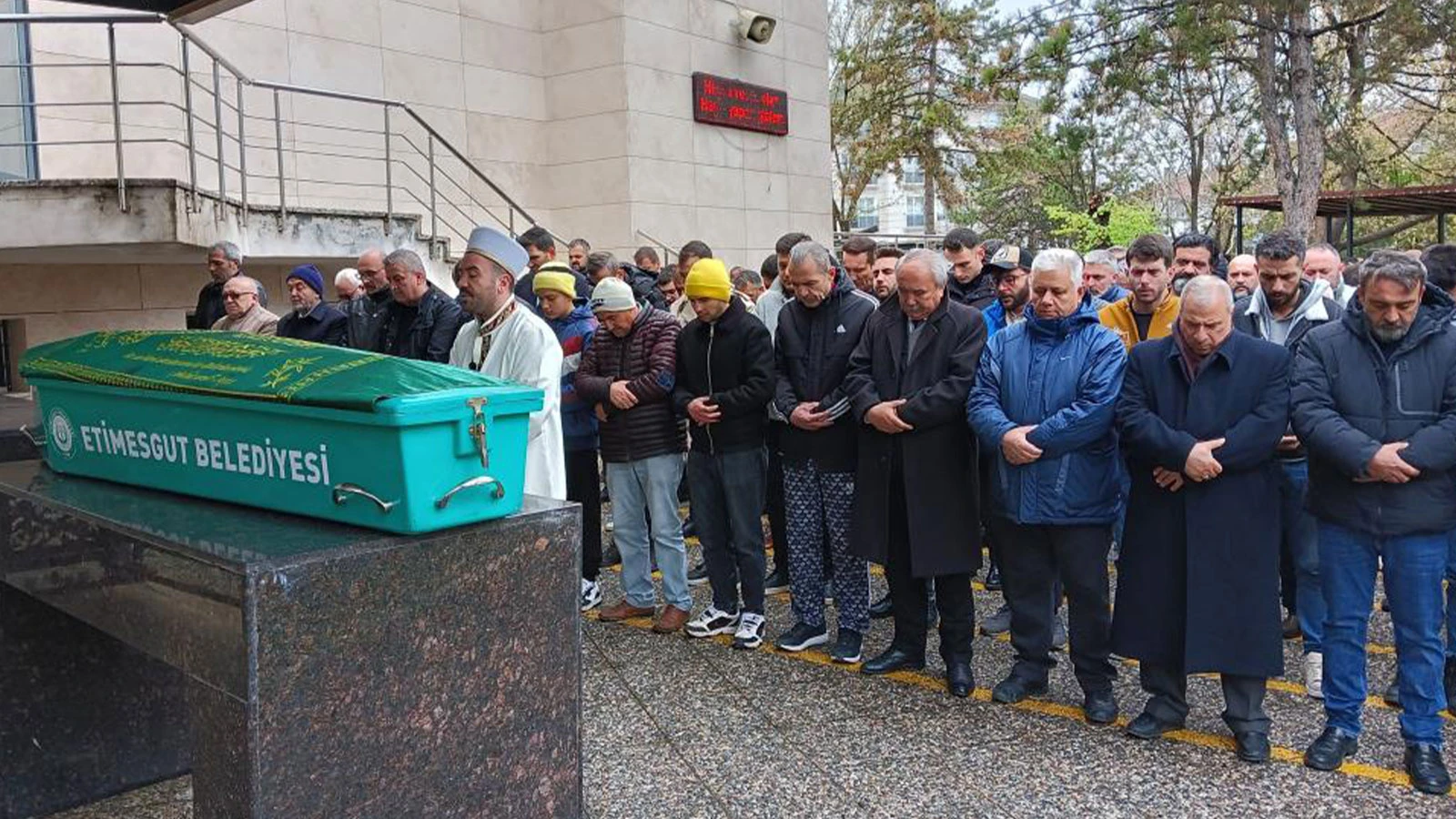 Sahte alkol zehirlenmesi nedeniyle tedavi gören genç hayatını kaybetti