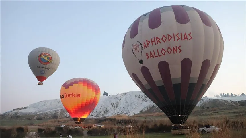 Pamukkale'de turizm sıcak hava balonlarıyla "havalanıyor"