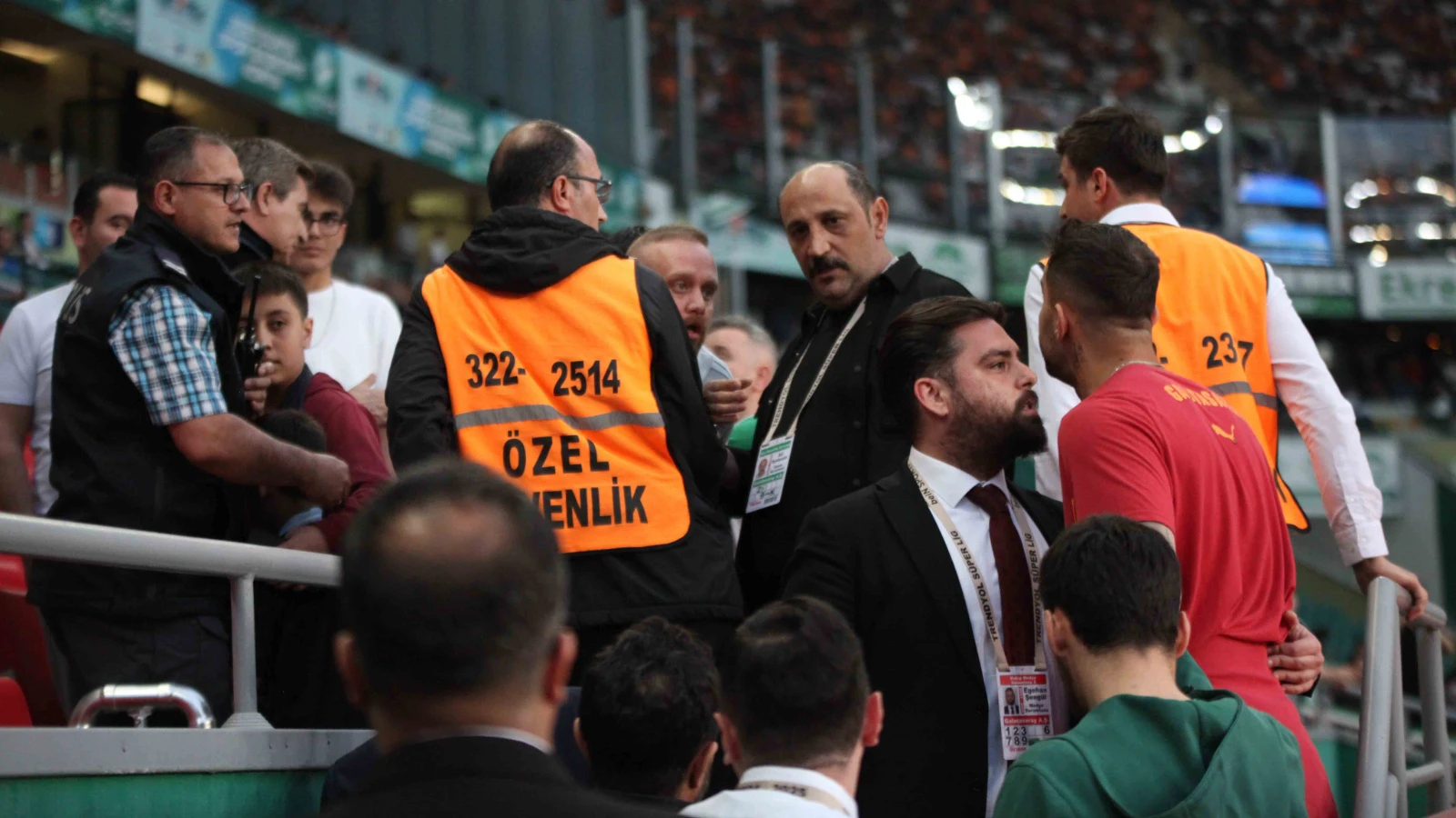 Abdülkerim Bardakcı ile Konyasporlu taraftarlar arasında maç öncesi gerginlik