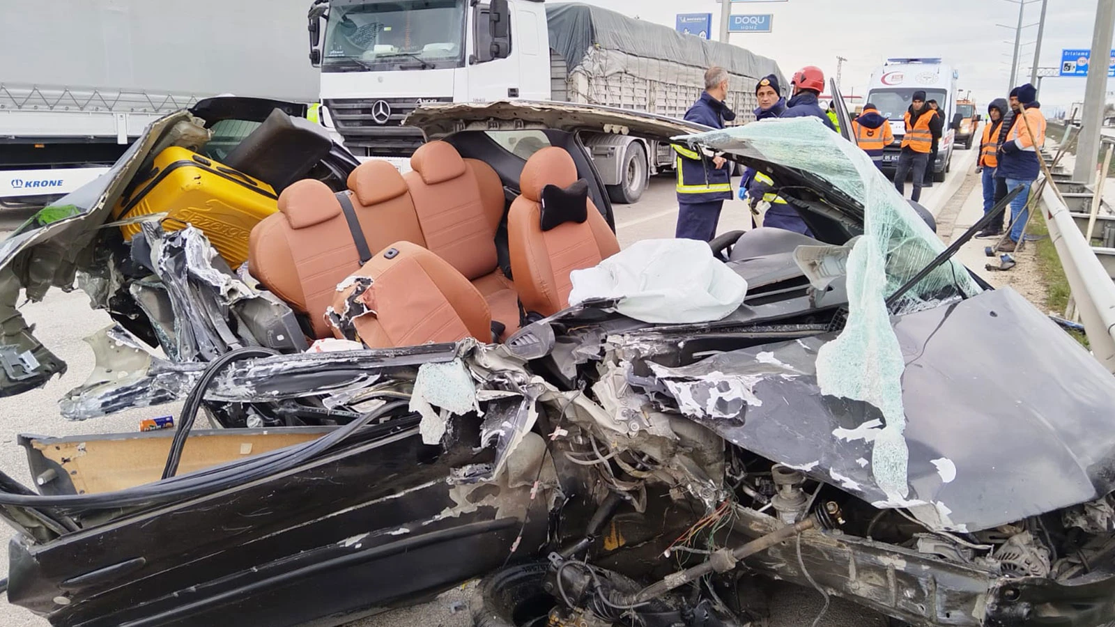 Otomobil, tıra ve bariyerlere çarptı: Yaralılar var
