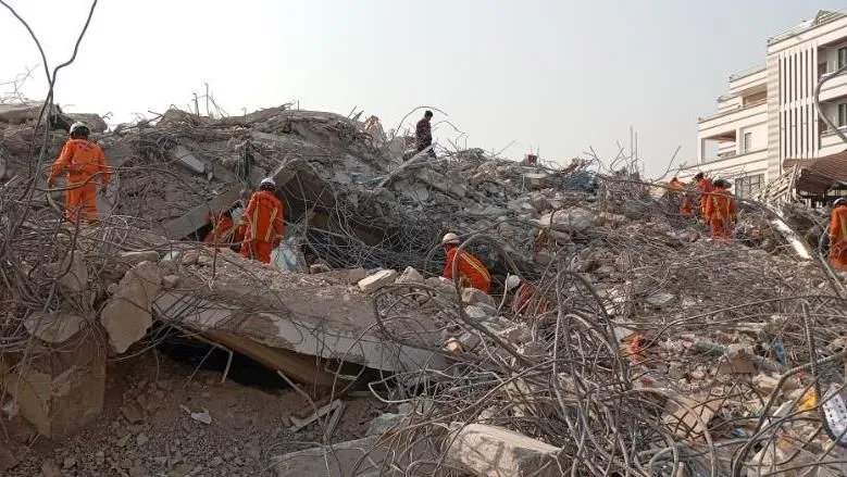 Myanmar'da 40 dereceyi bulan sıcaklar deprem sonrası çalışmaları sekteye uğratıyor