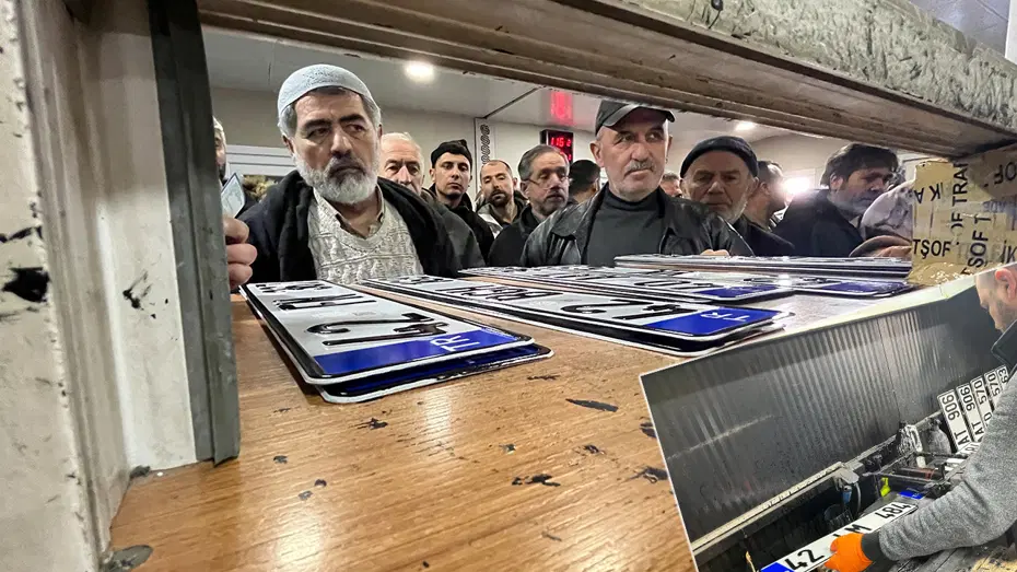 Gece gündüz plaka basılıyor. Süre azaldı, uzun kuyruklar oluştu