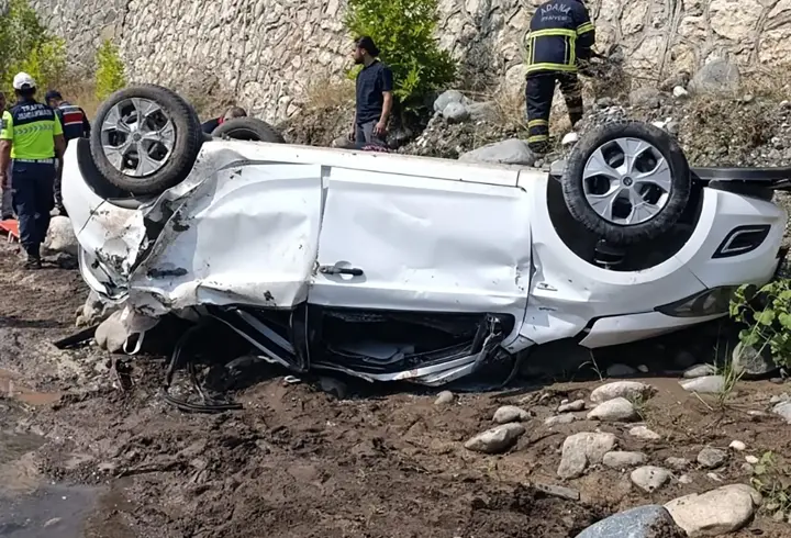 Adana’da otomobil dereye uçtu: 2 ölü, 1 yaralı