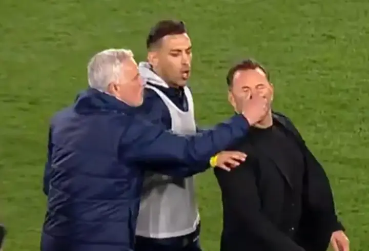 Maç sonu skandal | Jose Mourinho, Okan Buruk'un burnunu sıktı, Buruk yerde kaldı...