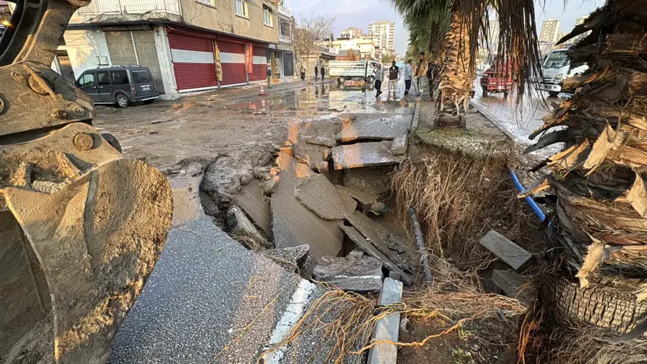 Adana'da su borusu patladı. Caddede çukur oluştu, yollar göle döndü