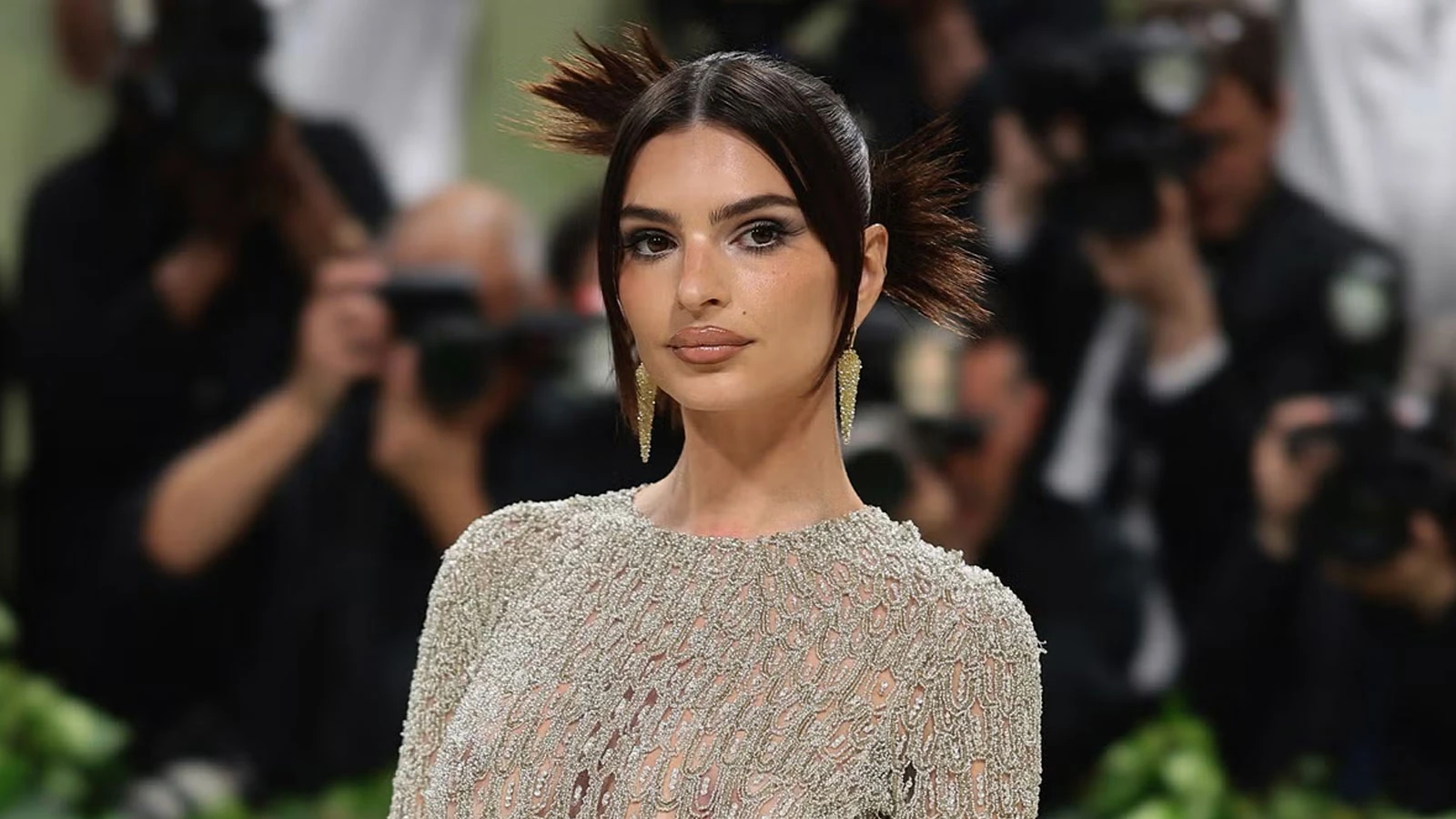 Emily Ratajkowski transparan taytıyla ortalığı yakıp geçti