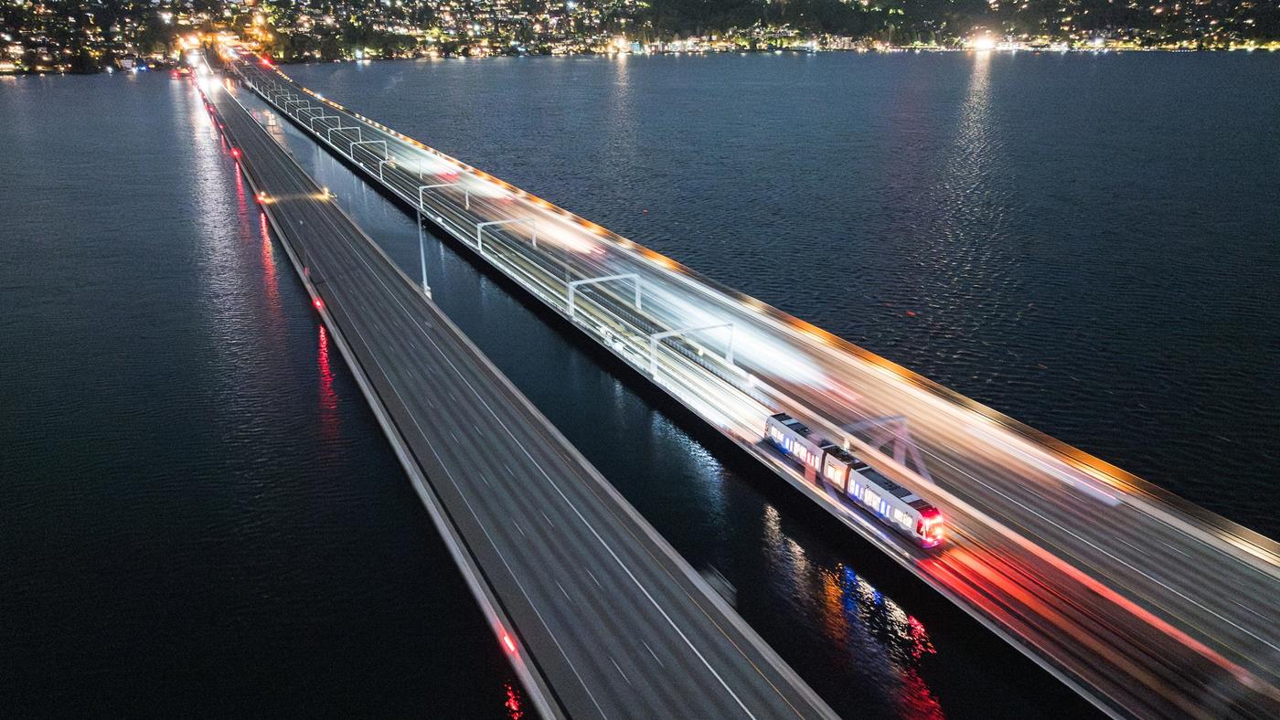 Dünyada ilk! Tren, yüzen köprüden geçti