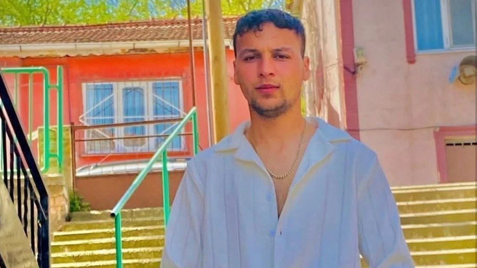 Kocaeli'de 19 yaşındaki genç, kuzeni tarafından göğsünden bıçaklanarak öldürüldü
