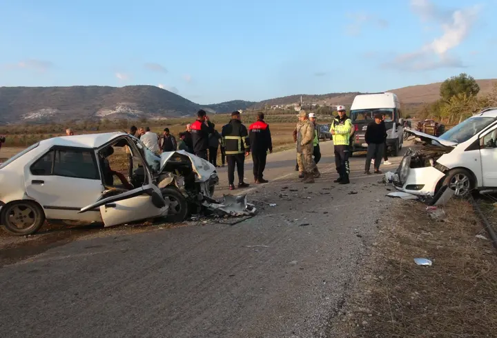 Kilis’te hafif ticari araç ile otomobil çarpıştı: 3 yaralı