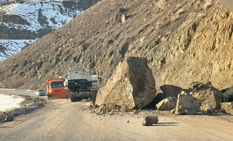 Yüksekova-Van karayolunda faciadan dönüldü. Dev kayalar yola düştü