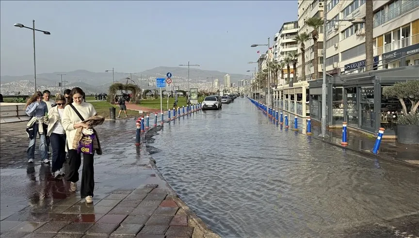 İzmir ve Bodrum'da fırtına etkili oluyor