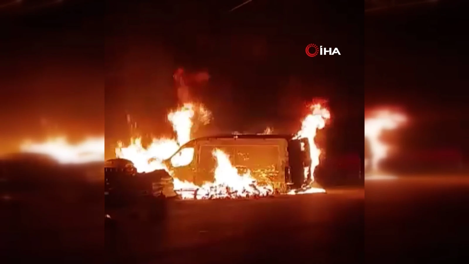 Başakşehir’de yangın: Dükkan önündeki paletlerde çıktı, minibüse sıçradı