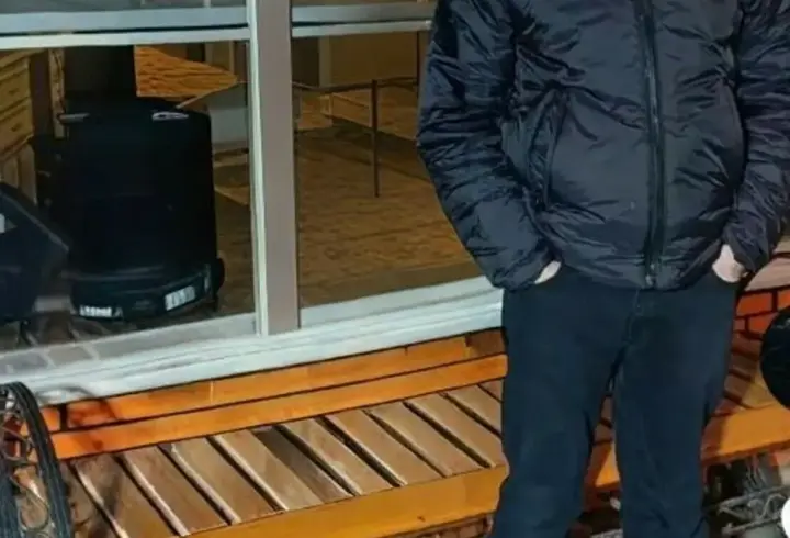 Evinde uyurken balkondan giren kişi tarafından öldürüldü